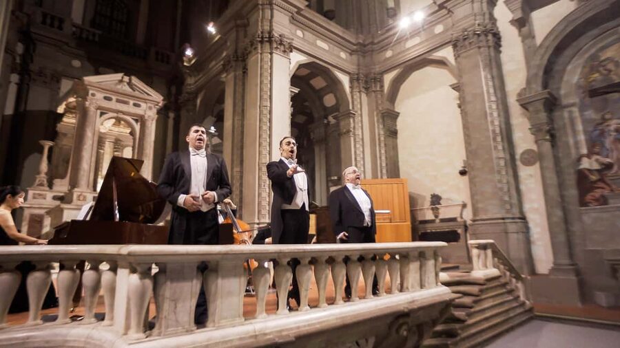 Heart of Florence: Dinner and Three Tenors Concert Ticket - Dinner in the shadow of Palazzo Vecchio