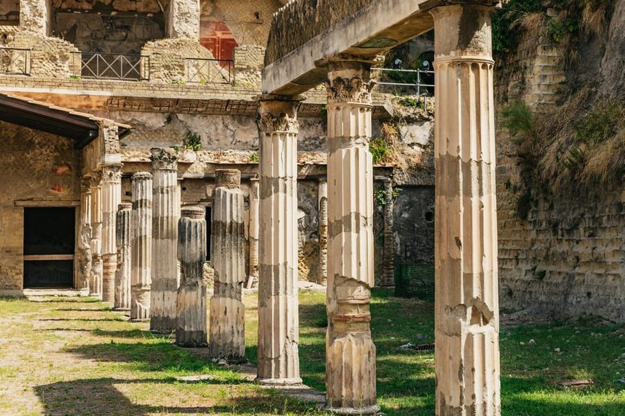 Herculaneum: Skip-the-Line Guided Tour with Archaeologist - The Temple of the Augustales and the public town