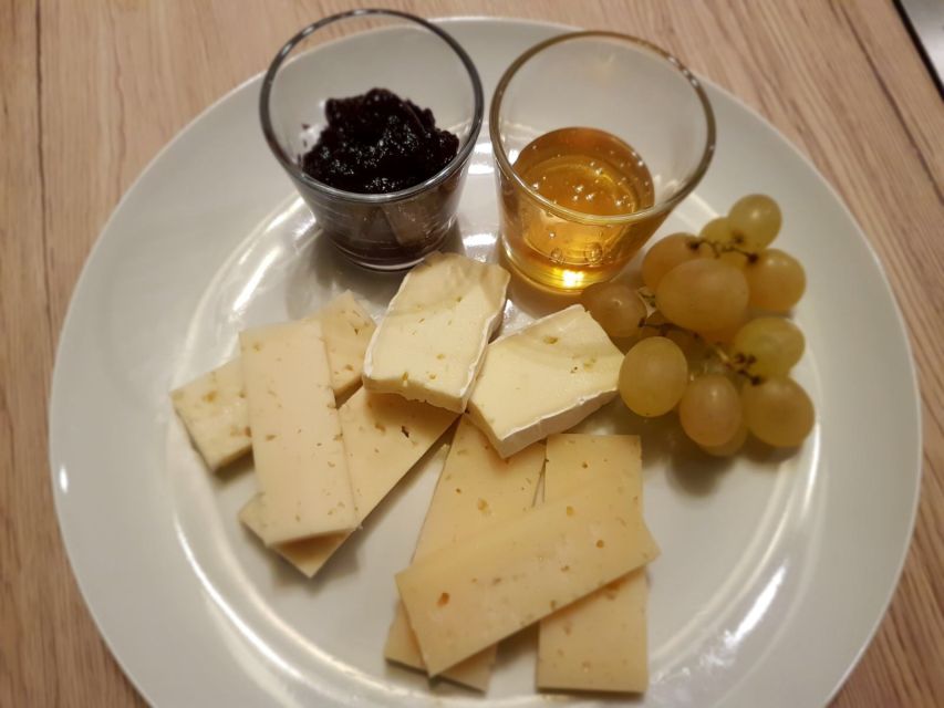 Lake Como: Winery Tour with Wine Tasting - Three wines served with real local food