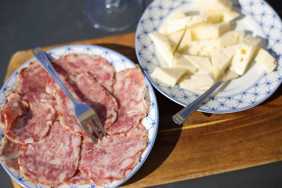 Lake Garda: Wine and Food Tastings in the Vineyards - A relaxed outdoor setting, with a weather backup