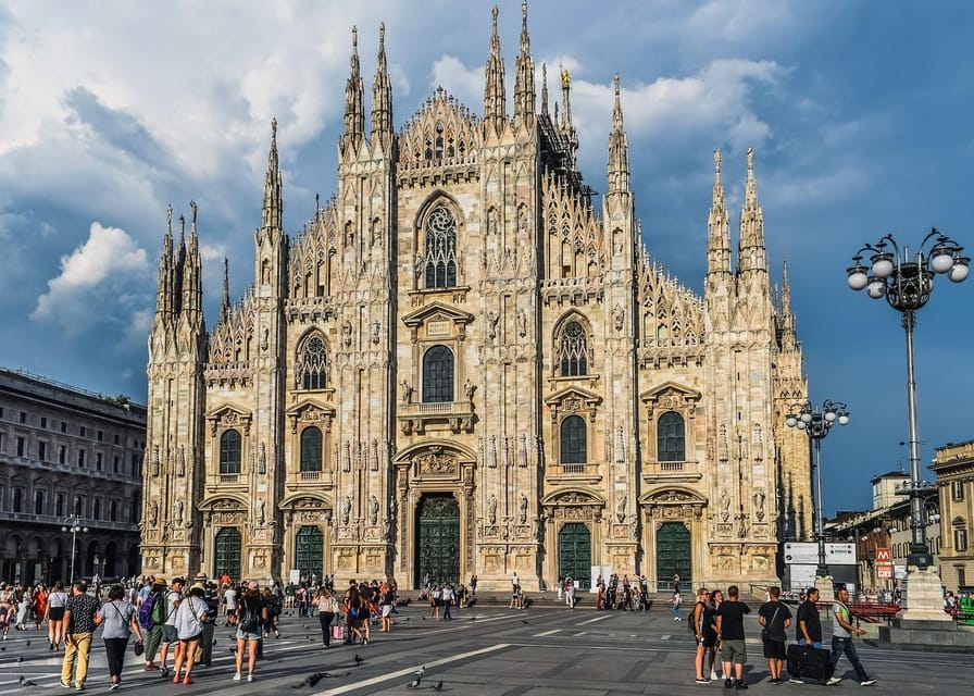 Milan: Cathedral and Terraces Guided Tour with Tickets - Arriving at Piazza del Duomo