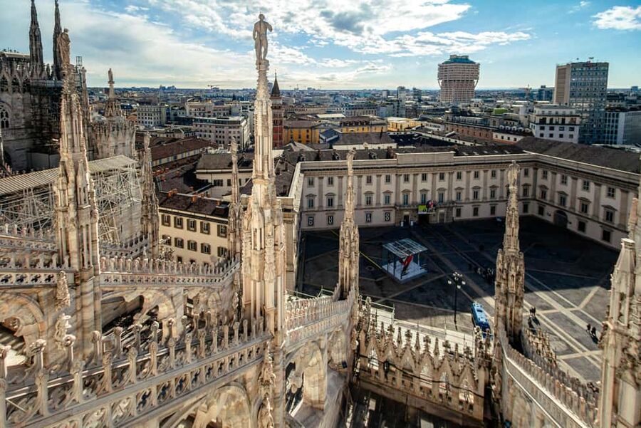 Milan Duomo Cathedral and Rooftop Terrace Guided Tour - Meeting your guide at Piazza del Duomo