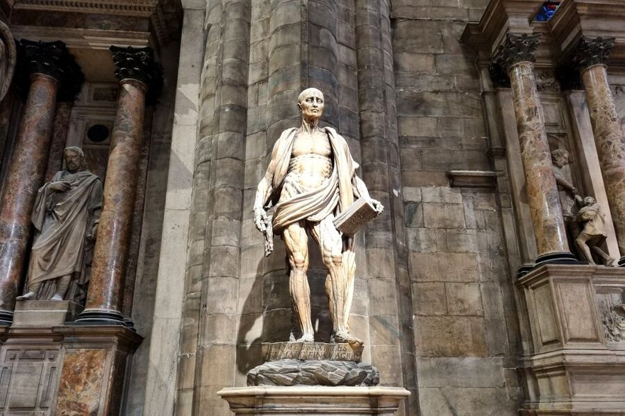 Milan: Duomo Rooftop and Cathedral Guided Tour with Tickets - Meeting your guide in Piazza del Duomo