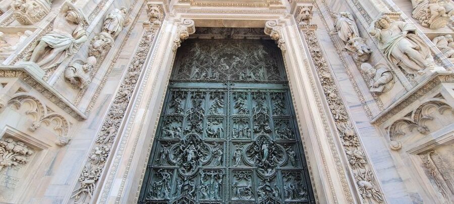 Milan: Duomo & Rooftop Tour with Optional Hop-On Hop-Off Bus - Priority admission and the two-hour pace