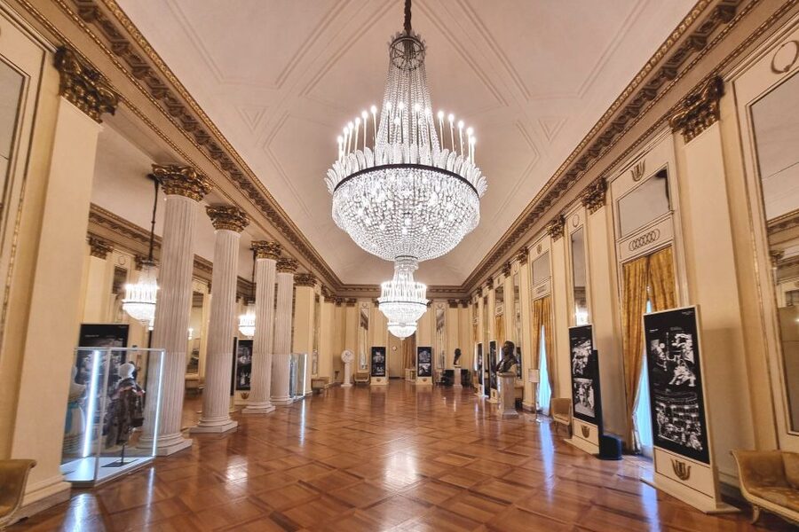 Milan: La Scala Theater and Museum Tour with Entry Tickets - Getting the famous view from a box