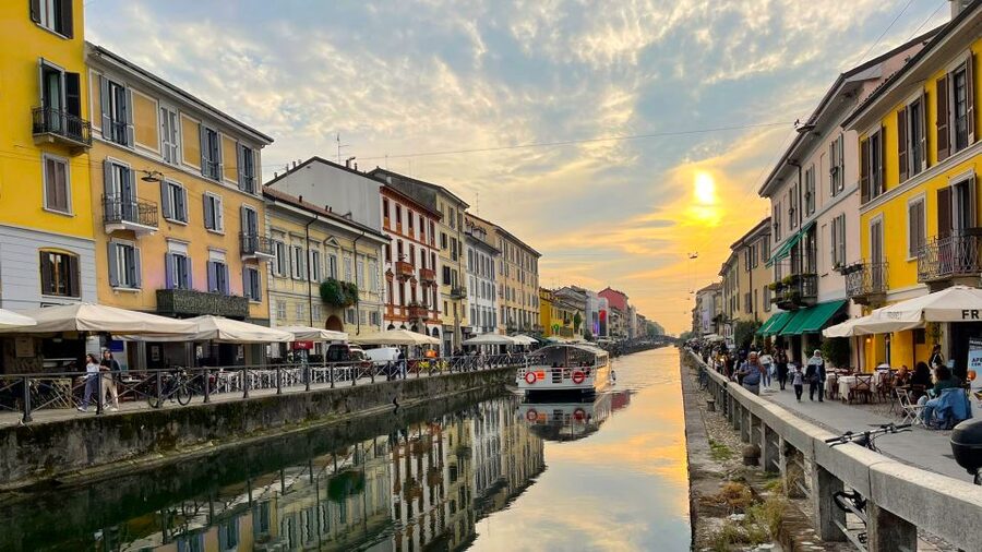 Milan: Navigli Canal Boat Cruise - Vicolo dei Lavandai, an unusually personal piece of Milan