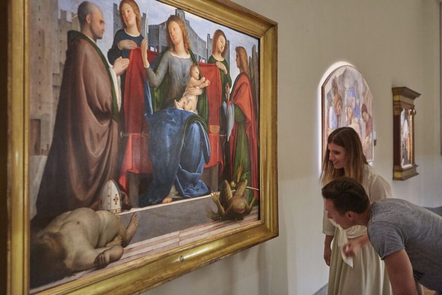 Milan: Pinacoteca Ambrosiana & da Vinci Codex Exhibition - The Federiciana Room and the library atmosphere