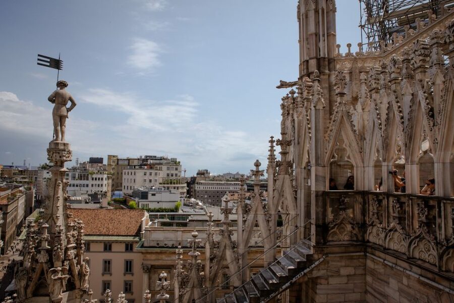 Milan: Priority Access Duomo and Rooftop Tour - Meeting the guide at the yellow TOUR sign