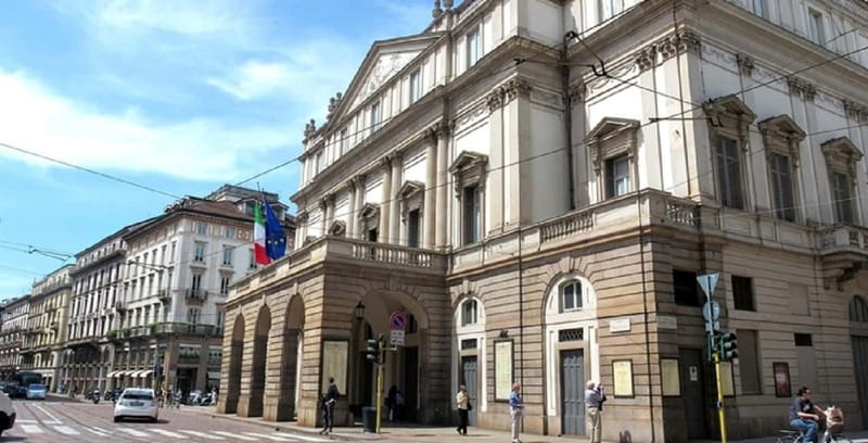 Milan: Skip-the-Line La Scala Museum Tour + Hop On Hop Off - Looking into the theatre from a box