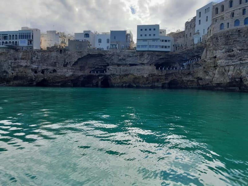 Monopoli: 2.5 Hour Boat Tour to the Polignano a Mare Caves - Boat comfort, group size, and boarding