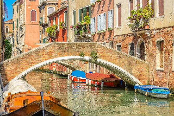 Murano & Burano Islands Guided Small-Group Tour by Private Boat - Burano’s painted houses and handmade lace