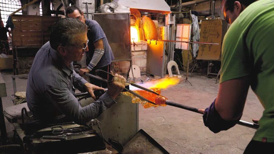 Murano: Glass Blowing Demonstration and Artistic Glass Gift - Twenty minutes of heat, air, and astonishing control