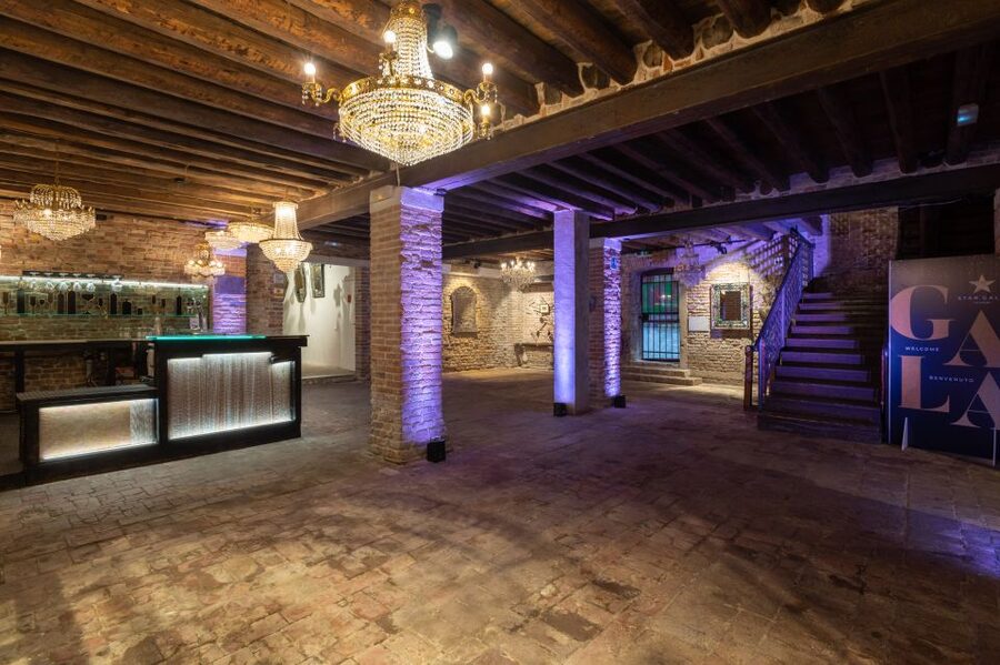 Murano: Glass Blowing Demonstration with Optional Drinks - A good choice for families