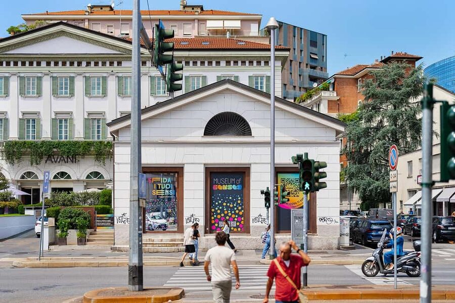 Museum of Senses Milan admission ticket - Staff help give the exhibits a point