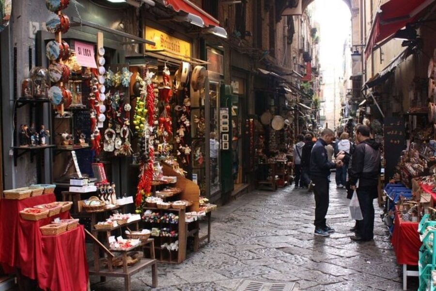 Naples: Private custom tour with a local guide - Why a private walk helps in Naples