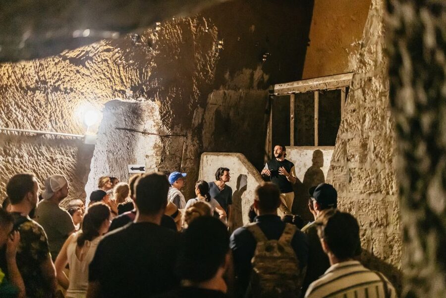 Naples: Spanish Quarters Underground Guided Tour - Group size, timing, and the one-hour format