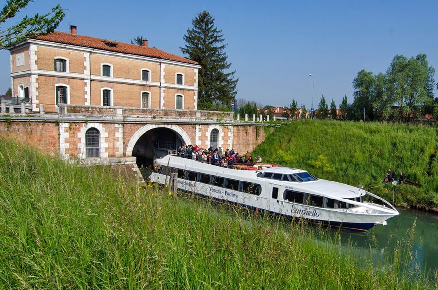 Padua to Venice Boat Cruise of the Brenta Riviera - Lunch in Oriago, with the meal paid separately