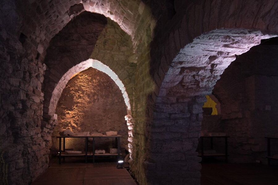 Perugia: Entry Ticket and Guided Tour of Perugia Underground - How the Italian guide and translation tablet work
