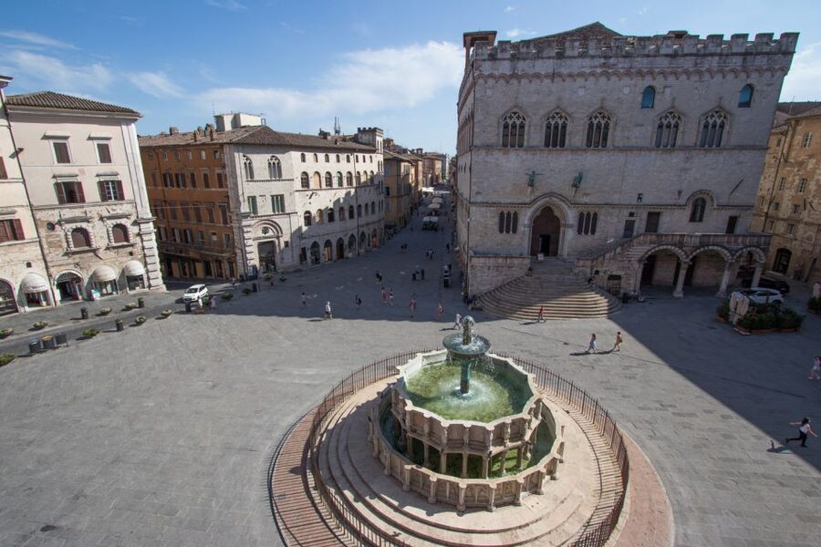 Perugia: Old Town Walking Tour, Piazza IV Novembre - The Etruscan Arch and the oldest visible Perugia