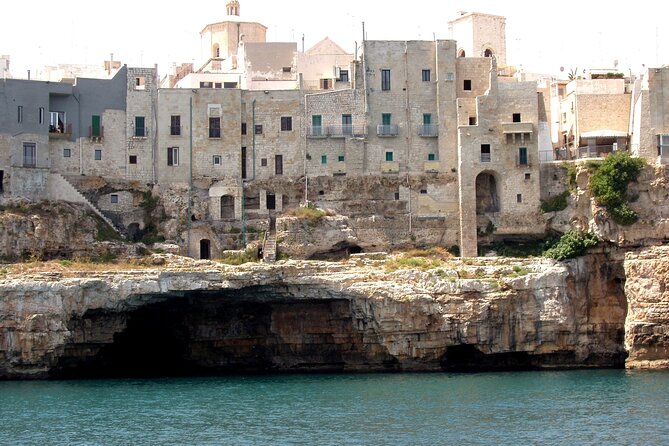 Polignano a Mare boat tour emotions, caves, diving and appetizers - Grotta Piana and the coastal rock