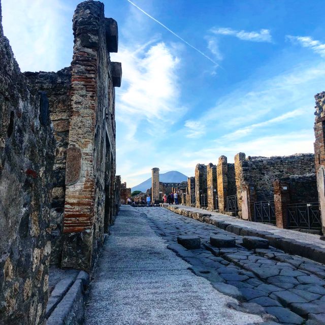 Pompeii: Guided Tour with Skip-the-Line Entry - Thermal baths and the ordinary routines of Roman life