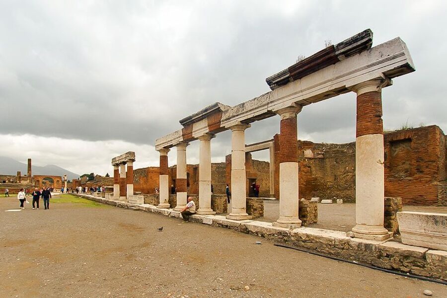 Pompeii: Skip-the-Line Guided Tour with Expert Archaeologist - Shops, bakeries, baths, and homes