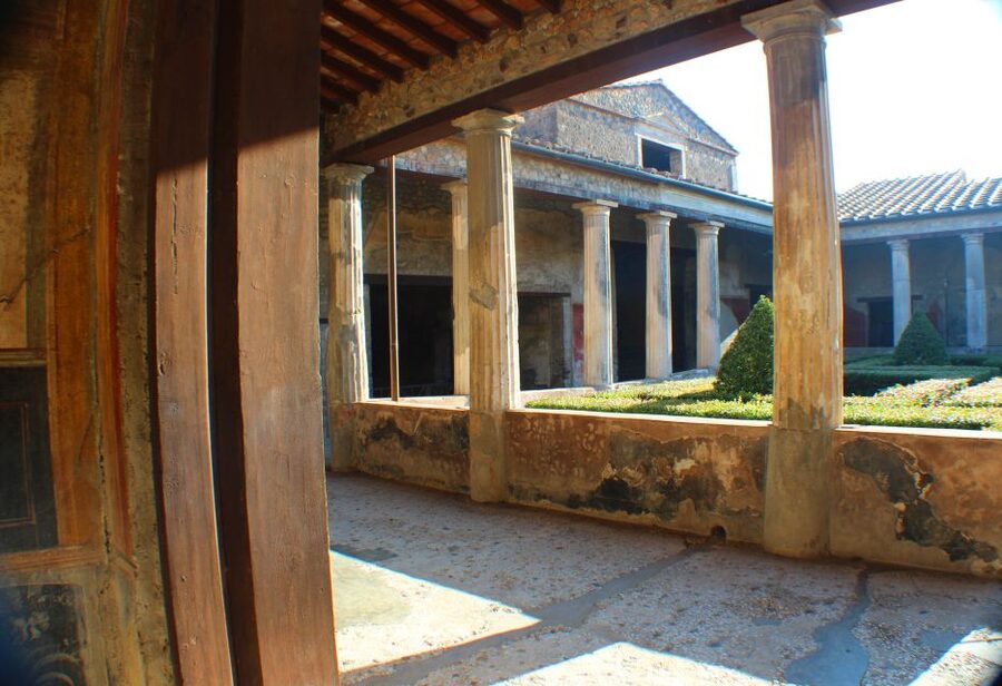 Pompeii: Skip-the-Line Tickets and Tour with Archaeologist - Bakeries, markets, and the practical city