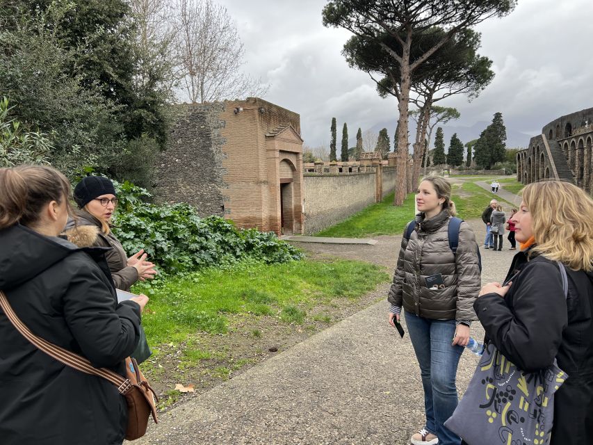 Pompeii: Small-Group Guided Tour with Skip-the-Line Ticket - The guides are the real value