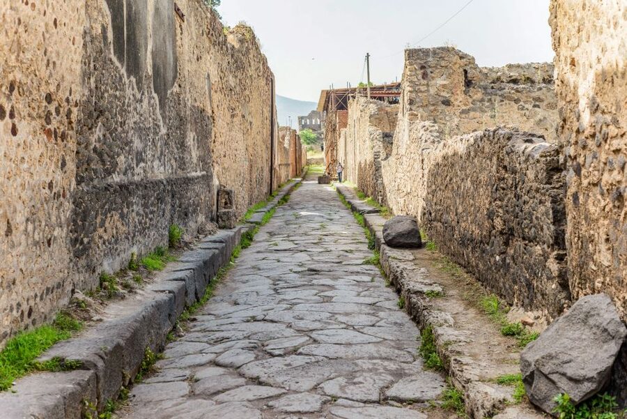 Pompeii: Small Group Tour with an Archaeologist - Frescoes, mosaics, graffiti, and plaster casts