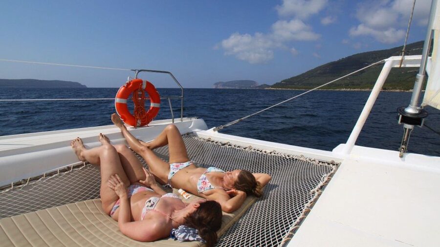 Porto Conte: Half-day catamaran tour with aperitif - The crew and the feel of the outing