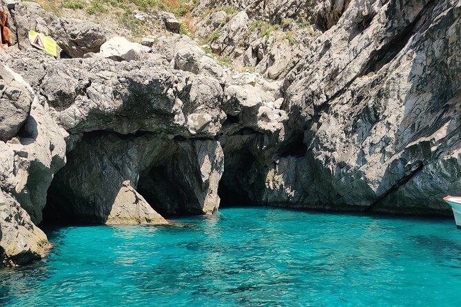 Private tour in a typical Capri boat - The Faraglioni and the Arc of Love