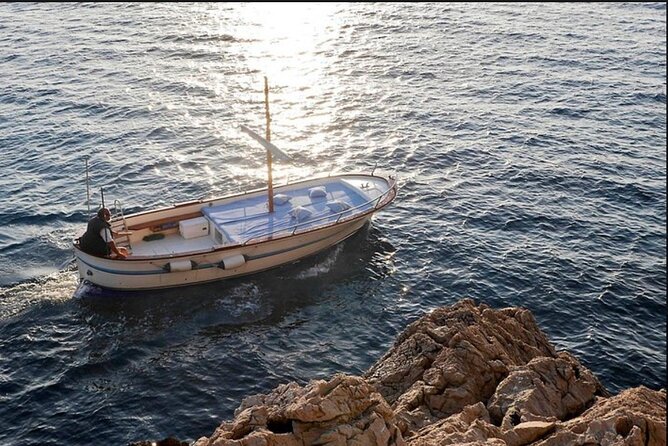 Private tour in a typical Capri boat - Marina Grande and the return to the dock