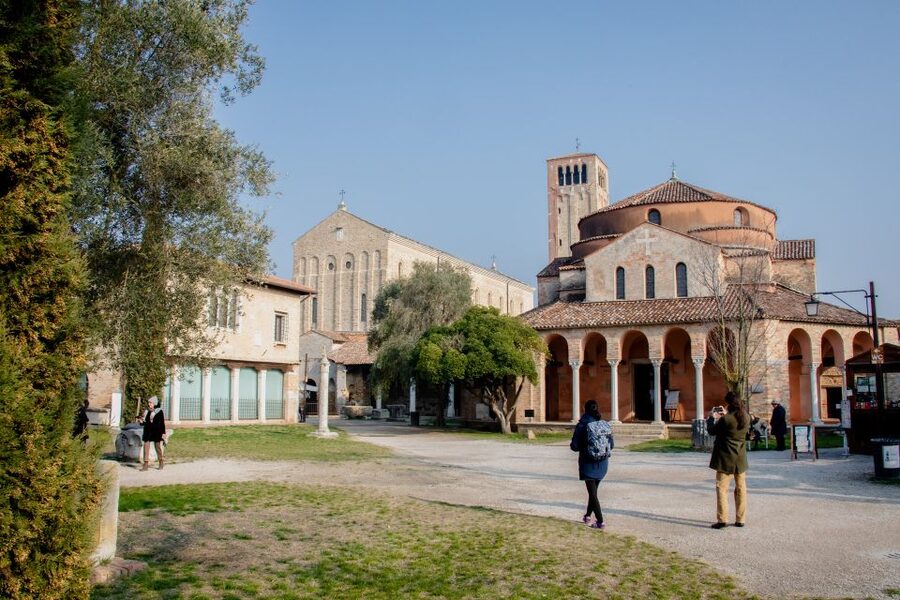 Punta Sabbioni: Murano, Burano & Torcello Guided Boat Tour - Why this three-island route works