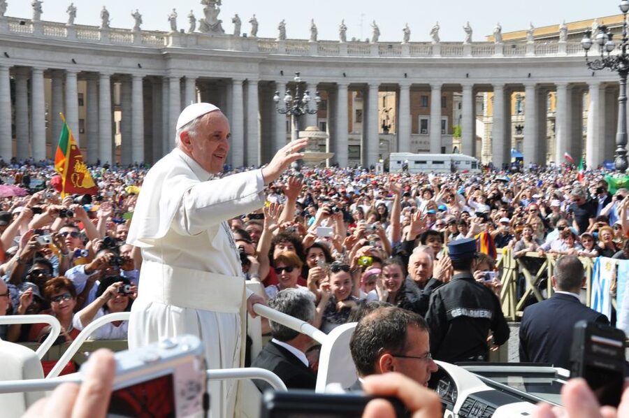 Rome: Audience Pope Leo XIV with guided tour - How much help does the guide provide?