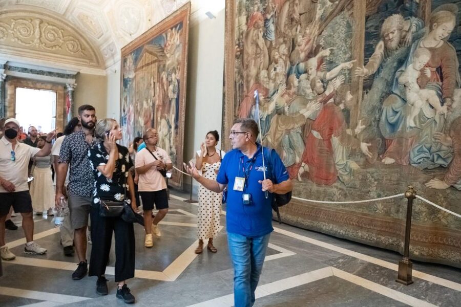 Rome: Breakfast & Tour of Vatican Museums & Sistine Chapel - Breakfast in the Courtyard of the Pigna