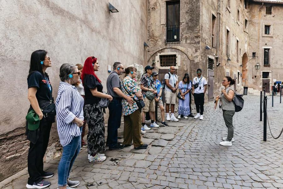Rome: Castel Sant'Angelo Skip-the-Line Guided Tour - Prisons, executions, and the darker side of Rome