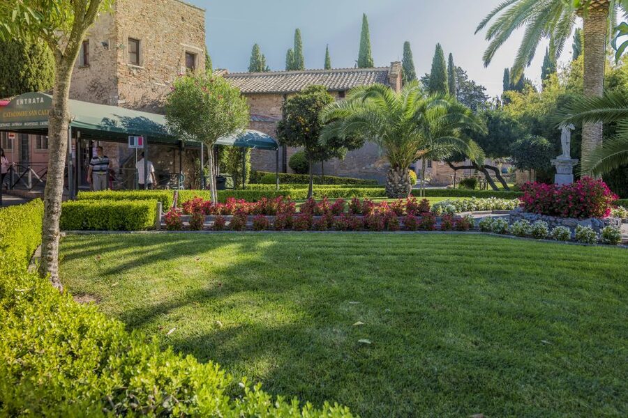 Rome: Catacomb of St. Callixtus and Appian Way Guided Tour - What the underground visit feels like