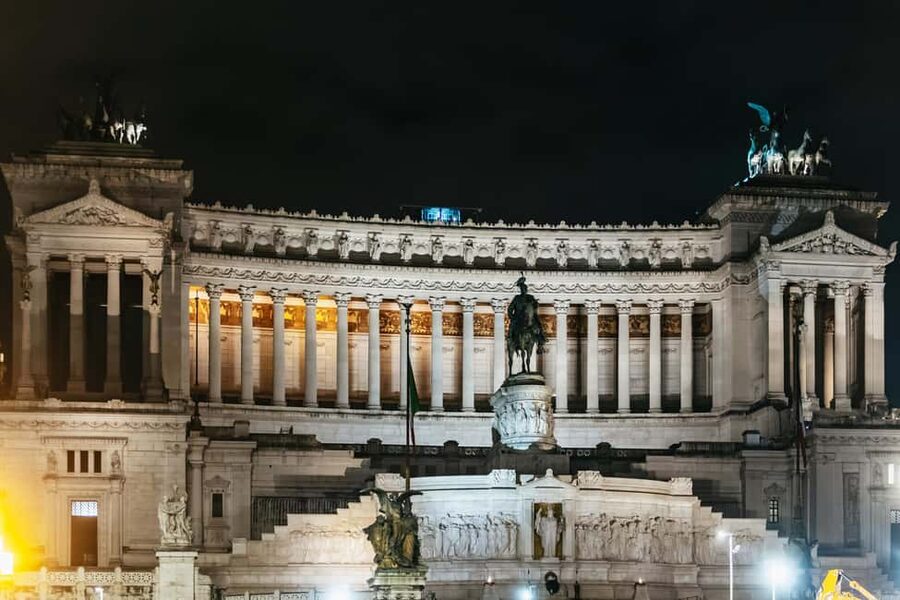 Rome: City Highlights Moonlight Walking Tour - Trevi Fountain is the evening centerpiece