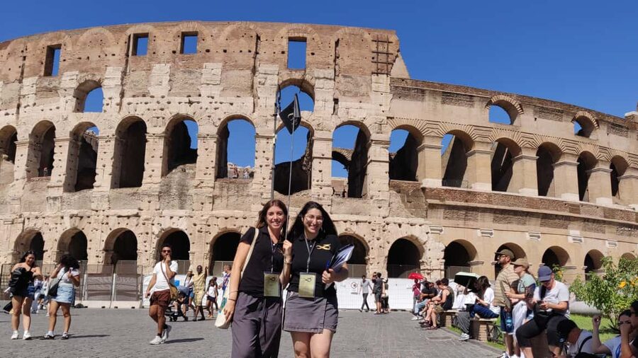 Rome: Colosseum Express Entry with Audio Guide App - Finding the host near the Arch of Constantine