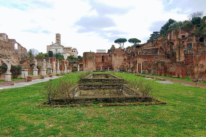 Rome: Colosseum Guided Tour with Roman Forum and Palatine hill - Walking through the Roman Forum