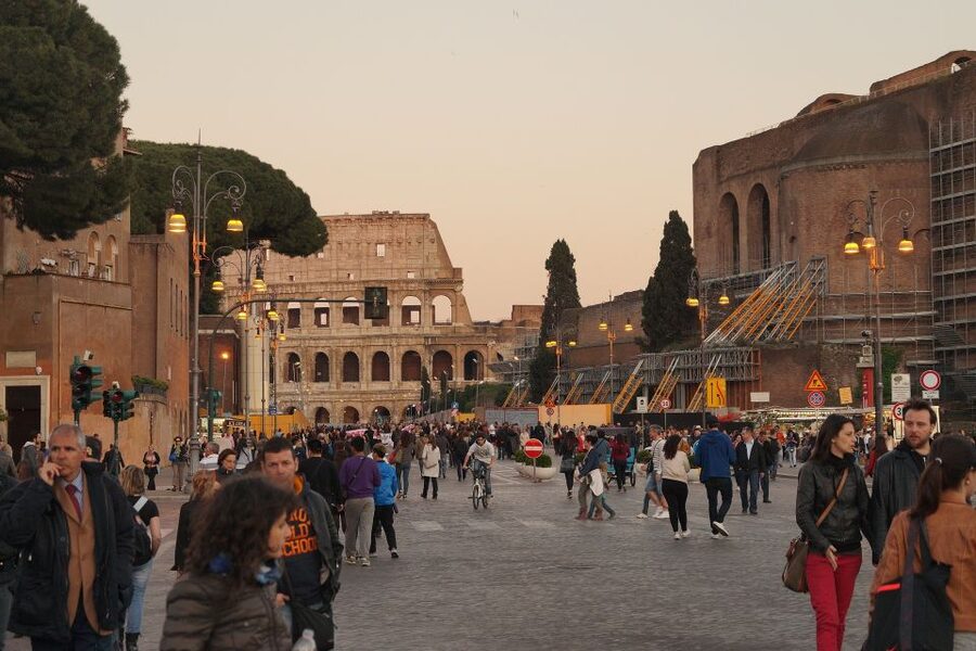 Rome: Colosseum, Roman Forum & Trajan's Market Exterior Tour - The guides make or break the hour and a half