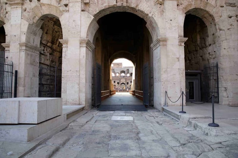 Rome: Colosseum VIP Top Floor 7 Pax Tour - What the guide adds to the ruins
