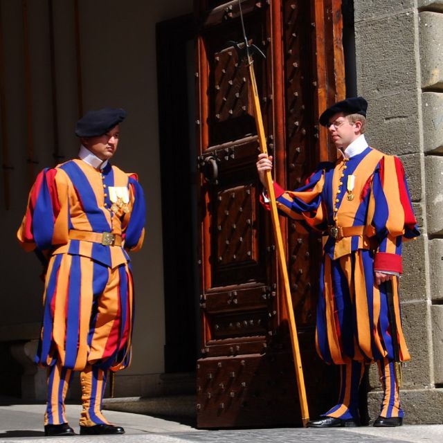 Rome: Escorted Papal Audience Experience with Entry Ticket - Finding a better view of the Pope