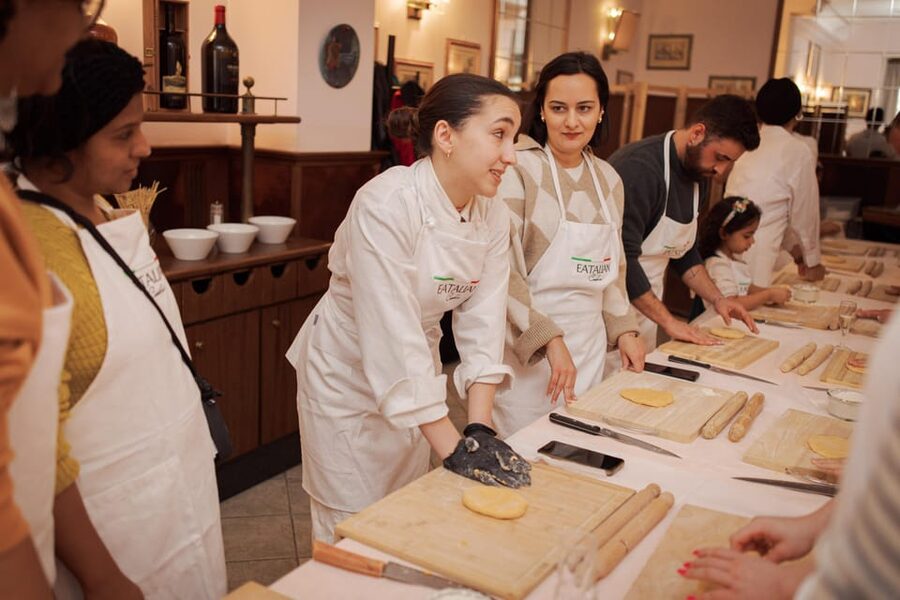 Rome: Fettuccine Pasta Cooking Class in Rome's City Center - Why the social format works