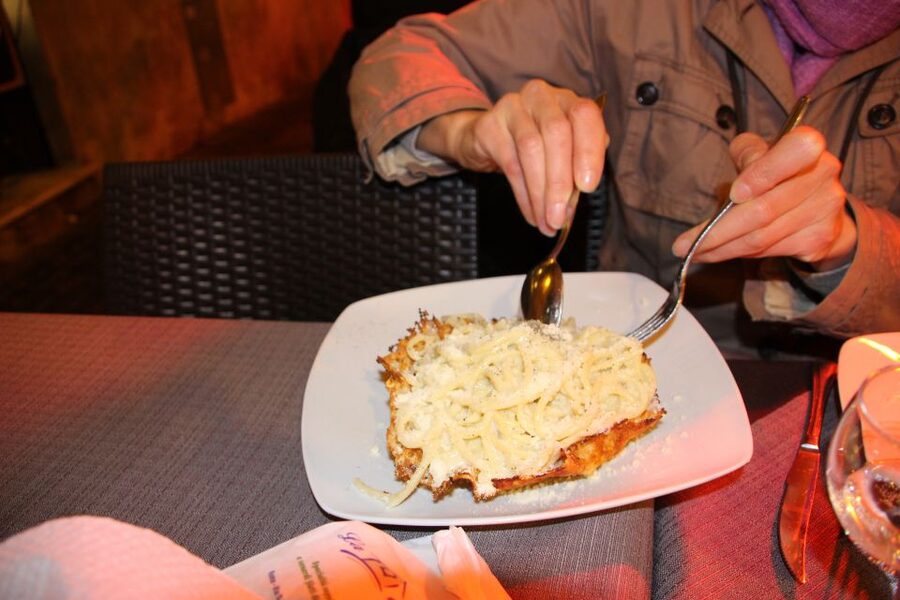Rome: Food Tour and Wine Tasting in a Traditional Trattoria - The guides shape the evening