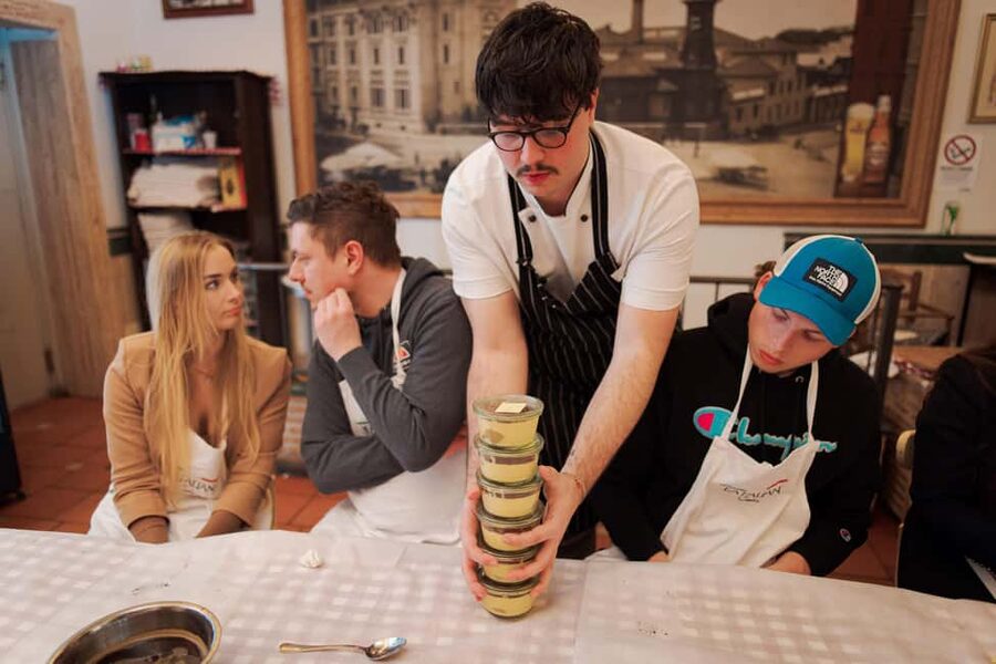 Rome: Pizza and Tiramisu Cooking Class in Piazza Navona - Comfort, diet, and access details