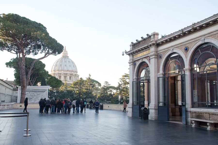 Rome: Skip the line Vatican Museums & Sistine Chapel Tour - Belvedere Courtyard and ancient sculpture