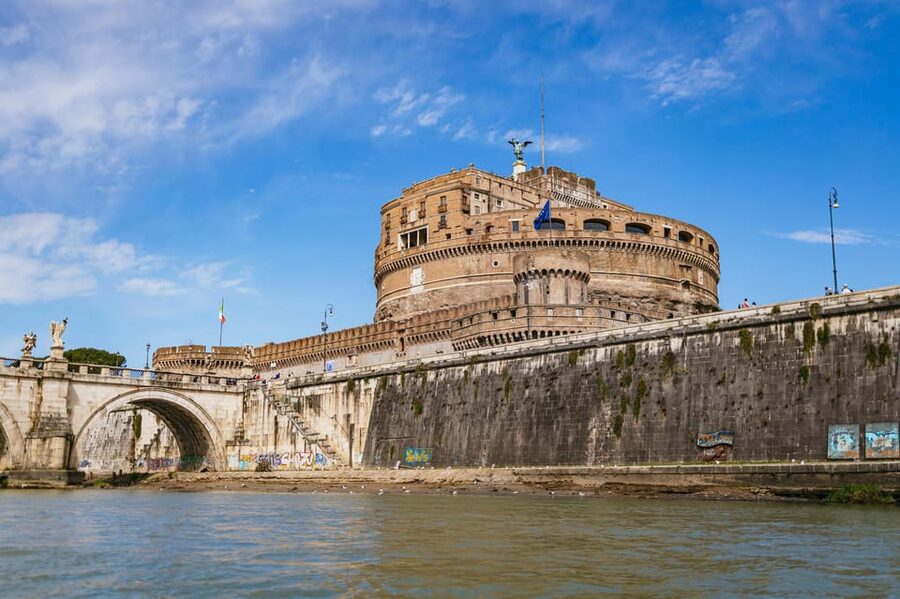 Rome: Tiber River Urban Rafting Tour with Roman Pizza - The first float: central Rome from water level