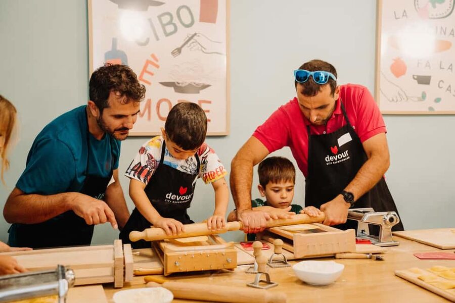 Rome: Traditional Pasta Making Class with Wine & Gelato - Arriving in Trastevere for the 3-hour class
