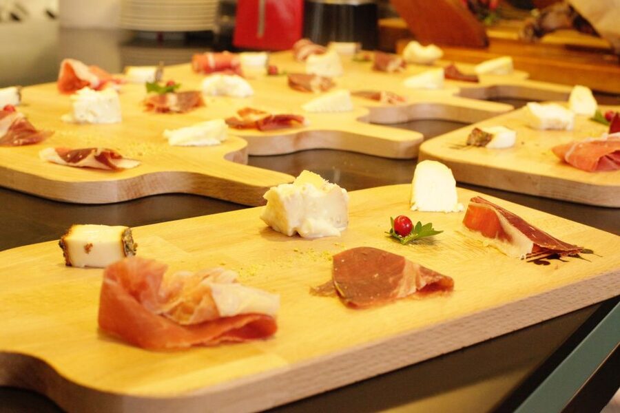 Rome: Trastevere Guided Food and Wine Tour with 20+ Tastings - What the guides add to the experience